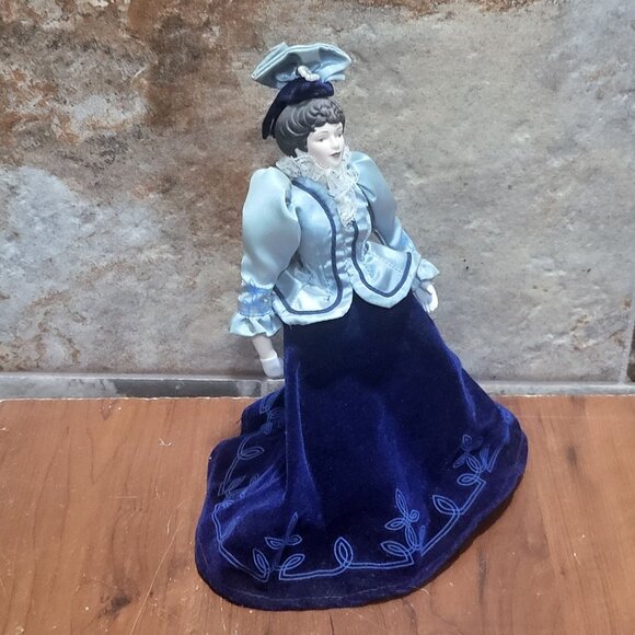 Vintage Avon Porcelain Victorian Doll 8 Inch Tall 1987 - Picture 5 of 12